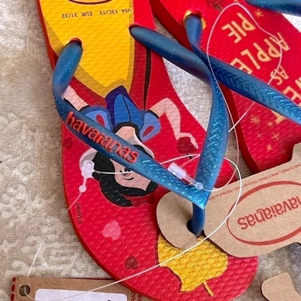 Brand New Havaianas Disney Snow White Sweet as Apple Pie Flip Flops Slides